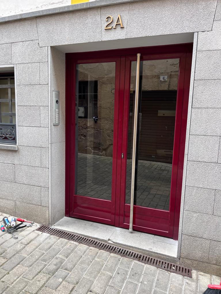 ejemplo de trabajo de una instalación de puerta de aluminio. puertas de PVC en Burgos